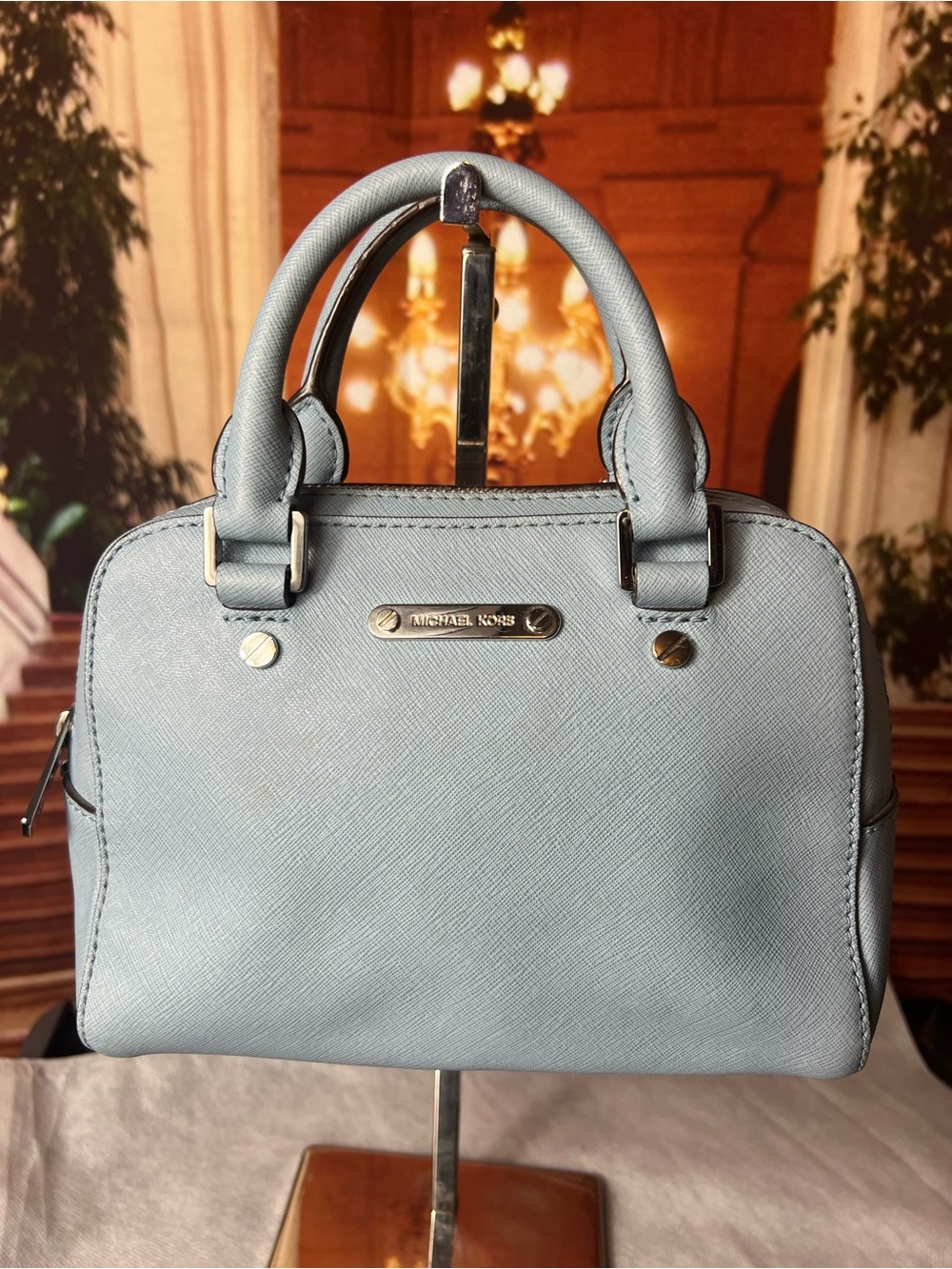 Michael Kors Savannah small satchel is crafted from baby blue saffiano leather - Picture 3 of 17